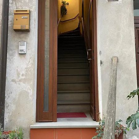 Le Acacie Vista Castello ラーリ